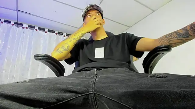 Snapshot of FrannBoy chatting on 03.06.25 FrannBoy online show from 03.06.25