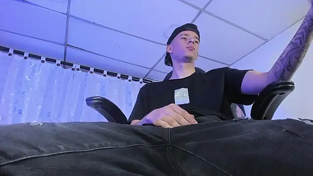 Snapshot of FrannBoy chatting on 03.07.25 FrannBoy online show from 03.07.25