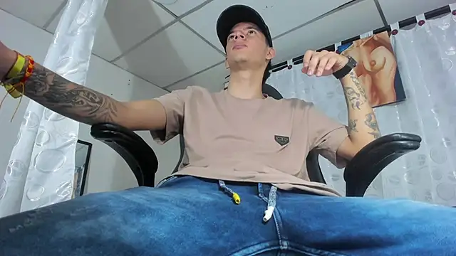 Snapshot of FrannBoy chatting on 03.20.25 FrannBoy online show from 03.20.25