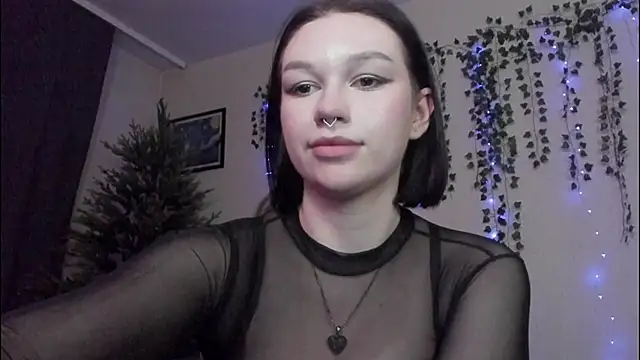 Snapshot of Emmy_m00n chatting on 12.04.24 Emmy m00n online show from 12.04.24