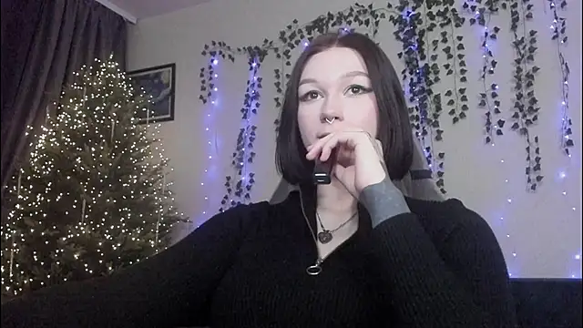Snapshot of Emmy_m00n chatting on 12.12.24 Emmy m00n online show from 12.12.24