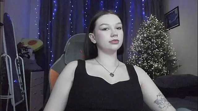 Snapshot of Emmy_m00n chatting on 12.19.24 Emmy m00n online show from 12.19.24