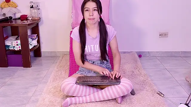 Snapshot of pink_flower_ chatting on 09.23.25 pink flower online show from 09.23.25