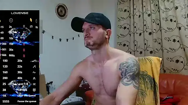 Snapshot of cuple_hoot_ chatting on 10.29.25 cuple hoot  online show from 10.29.25