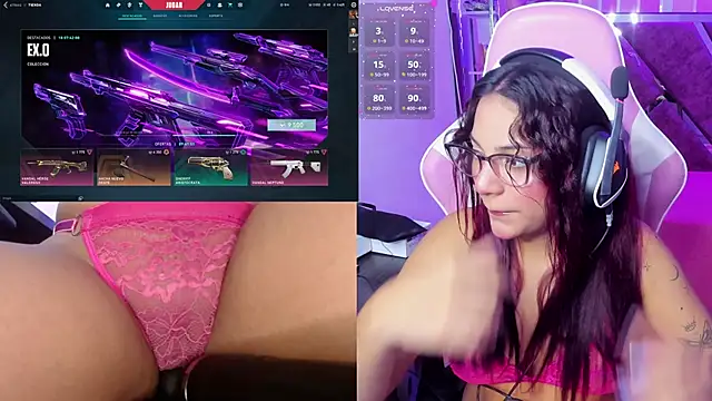 Snapshot of PetiteSophie_ chatting on 01.12.25 PetiteSophie online show from 01.12.25
