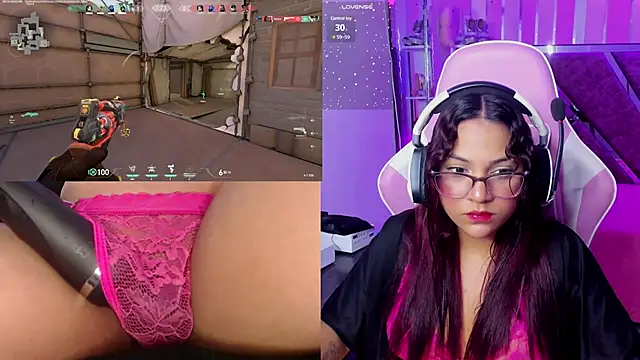Snapshot of PetiteSophie_ chatting on 01.12.25 PetiteSophie online show from 01.12.25