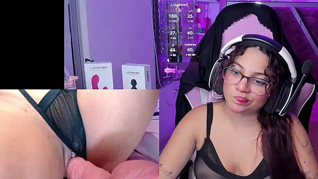 Snapshot of PetiteSophie_ chatting on 02.02.25 PetiteSophie online show from 02.02.25