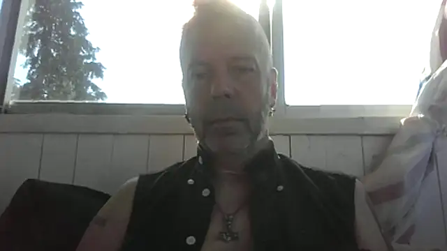 Snapshot of SHARPSkinhead chatting on 06.08.26 SHARPSkinhead online show from 06.08.26