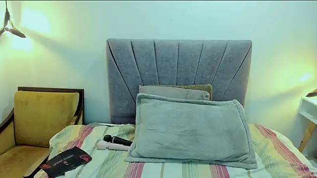 Snapshot of ScarletHoot_ chatting on 07.17.26 ScarletHoot online show from 07.17.26
