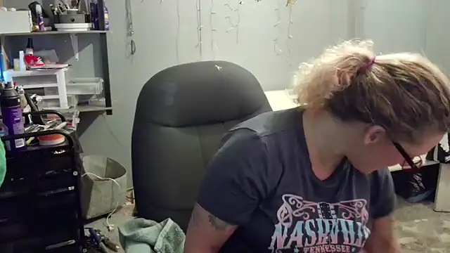 Snapshot of Lisalovely6981 chatting on 02.06.25 Lisalovely6981 online show from 02.06.25