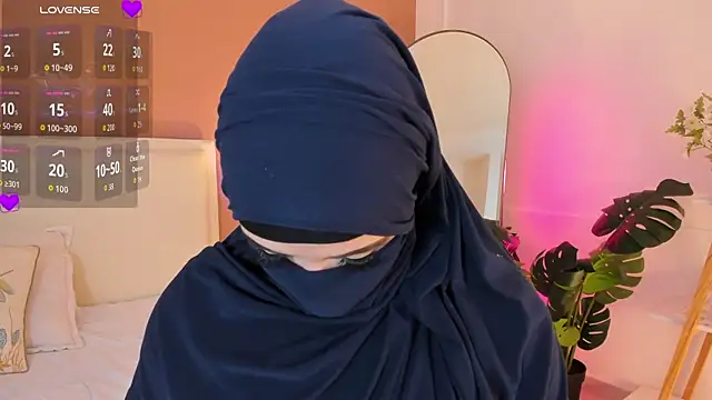 Snapshot of anna-henao chatting on 09.24.25 anna-henao online show from 09.24.25