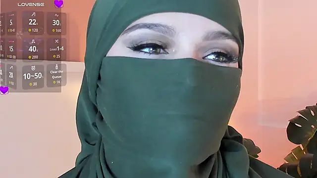 Snapshot of anna-henao chatting on 10.04.25 anna-henao online show from 10.04.25