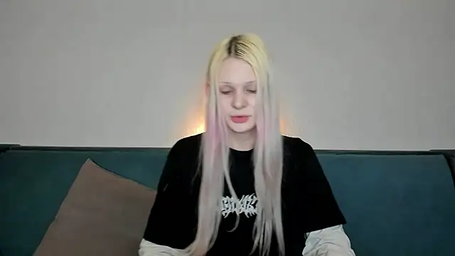 Snapshot of sashakiss99 chatting on 12.01.24 sashakiss99 online show from 12.01.24