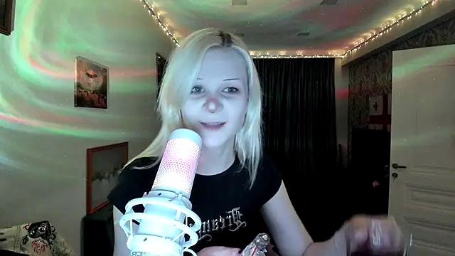 Snapshot of sashakiss99 chatting on 09.15.25 sashakiss99 online show from 09.15.25