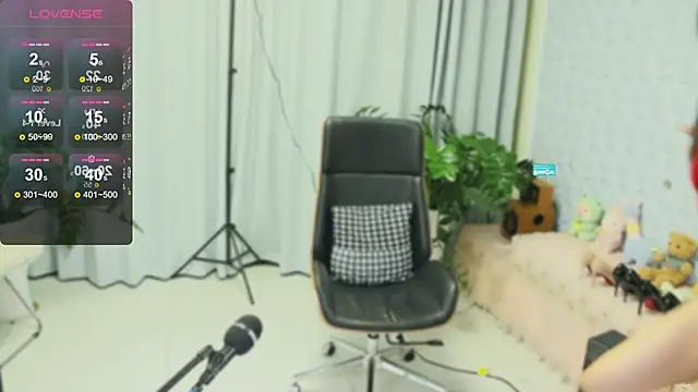 Snapshot of _YouY_ chatting on 02.22.25 YouY online show from 02.22.25