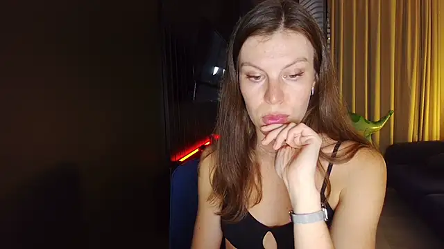 Snapshot of fifth_element chatting on 10.19.25 fifth element online show from 10.19.25