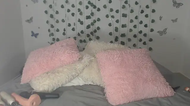 Snapshot of Selena_v chatting on 02.19.25 Selena v online show from 02.19.25