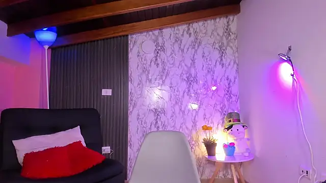 chloe blue online show from 10.18.25