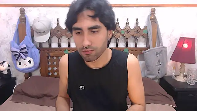 Snapshot of MilanZaire chatting on 03.18.25 MilanZaire online show from 03.18.25