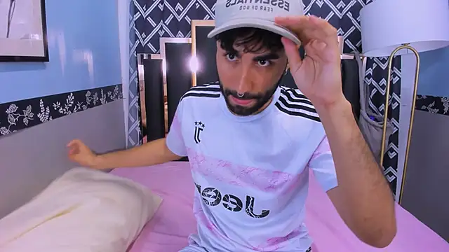 Snapshot of MilanZaire chatting on 10.22.25 MilanZaire online show from 10.22.25