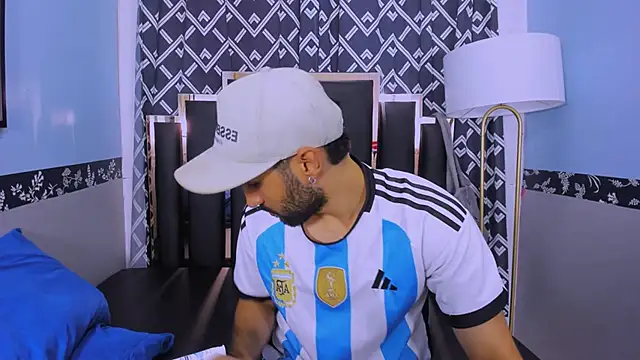 Snapshot of MilanZaire chatting on 10.23.25 MilanZaire online show from 10.23.25