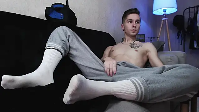 Joseph  Quinn online show from 11.16.25