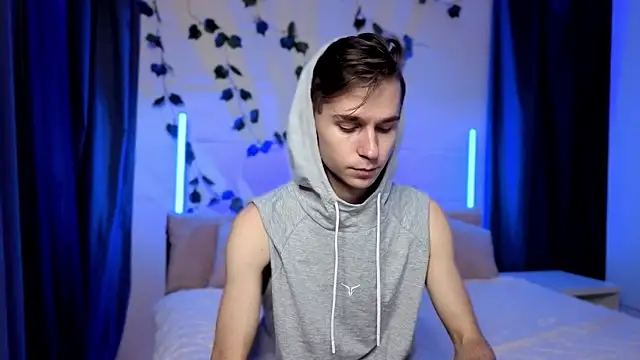 Joseph  Quinn online show from 11.27.25