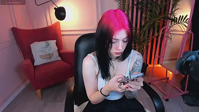 Snapshot of arielabradberry chatting on 12.19.24 arielabradberry online show from 12.19.24