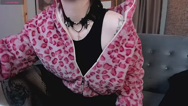 Snapshot of arielabradberry chatting on 02.13.25 arielabradberry online show from 02.13.25