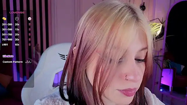 Snapshot of arielabradberry chatting on 09.12.25 arielabradberry online show from 09.12.25