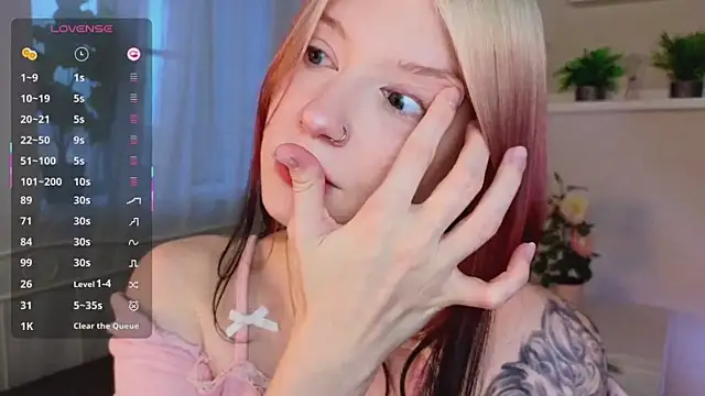 Snapshot of arielabradberry chatting on 10.14.25 arielabradberry online show from 10.14.25