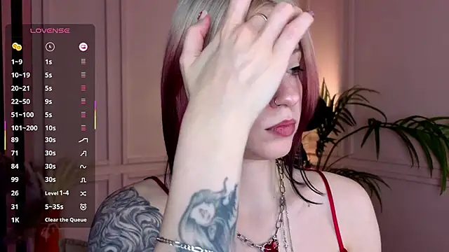 Snapshot of arielabradberry chatting on 11.20.25 arielabradberry online show from 11.20.25