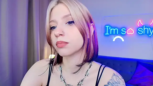 Snapshot of arielabradberry chatting on 11.25.25 arielabradberry online show from 11.25.25