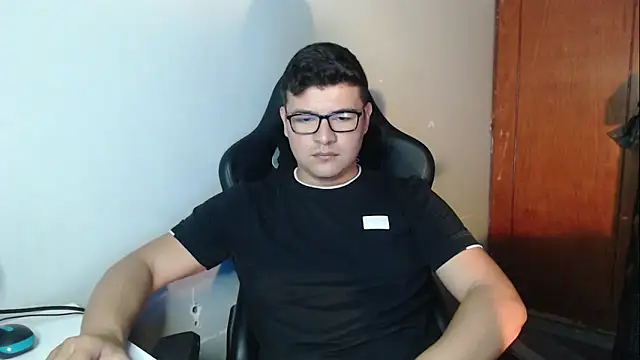 Snapshot of Plug_Control chatting on 12.18.25 Plug Control online show from 12.18.25