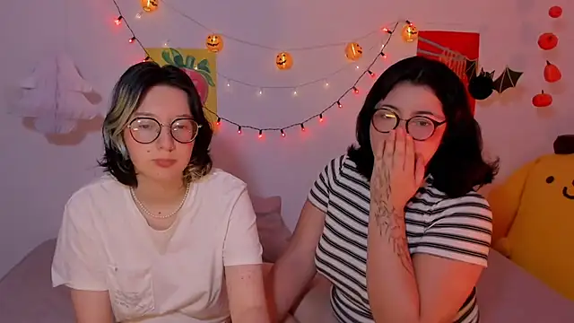 Snapshot of Gaby_Danna chatting on 10.22.25 Gaby Danna online show from 10.22.25