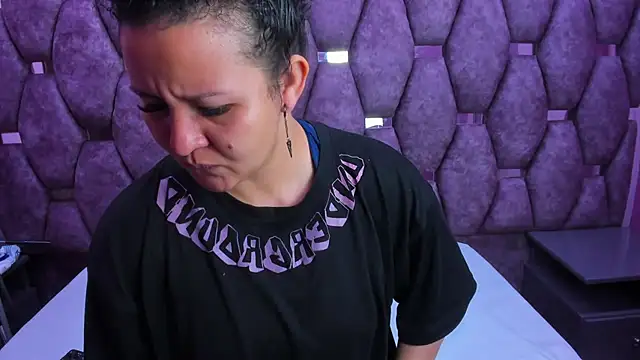 Snapshot of AlaSmith chatting on 10.21.25 AlaSmith online show from 10.21.25