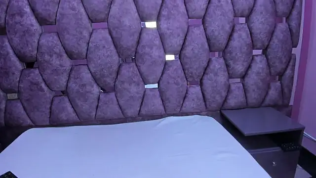 Snapshot of AlaSmith chatting on 10.28.25 AlaSmith online show from 10.28.25