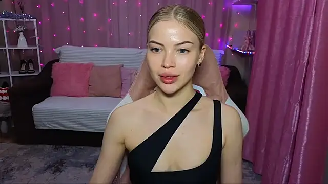 Snapshot of EmmyMills chatting on 12.01.24 EmmyMills online show from 12.01.24