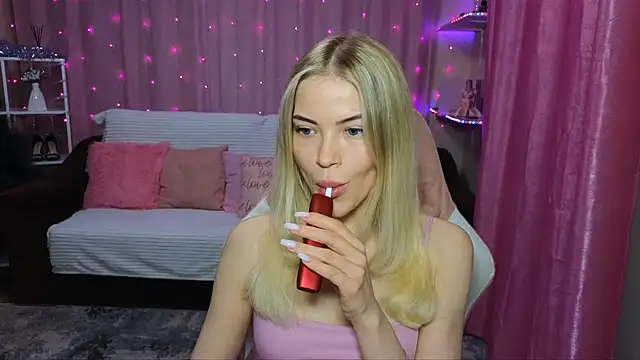 Snapshot of EmmyMills chatting on 12.02.24 EmmyMills online show from 12.02.24