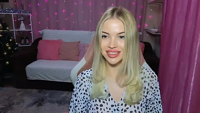 Snapshot of EmmyMills chatting on 12.05.24 EmmyMills online show from 12.05.24