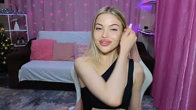 Snapshot of EmmyMills chatting on 12.13.24 EmmyMills online show from 12.13.24