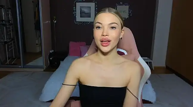 Snapshot of EmmyMills chatting on 01.04.25 EmmyMills online show from 01.04.25