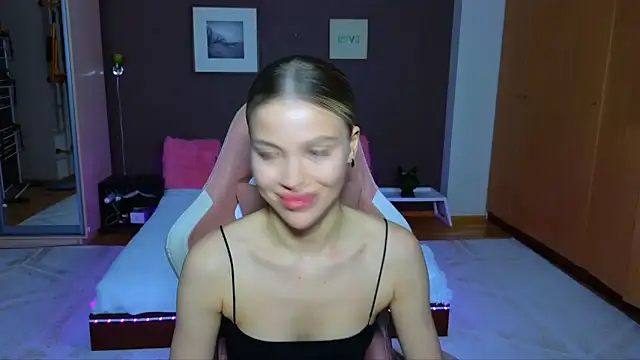 Snapshot of EmmyMills chatting on 01.19.25 EmmyMills online show from 01.19.25