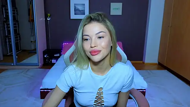 Snapshot of EmmyMills chatting on 01.24.25 EmmyMills online show from 01.24.25