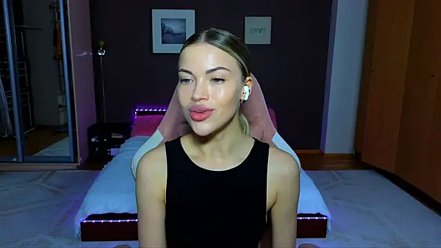 Snapshot of EmmyMills chatting on 01.28.25 EmmyMills online show from 01.28.25