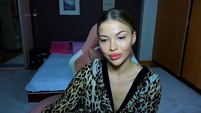 Snapshot of EmmyMills chatting on 02.03.25 EmmyMills online show from 02.03.25