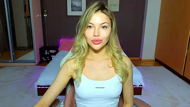 Snapshot of EmmyMills chatting on 02.13.25 EmmyMills online show from 02.13.25