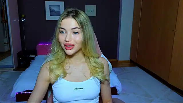 Snapshot of EmmyMills chatting on 02.19.25 EmmyMills online show from 02.19.25