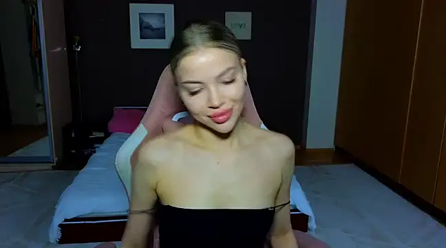 Snapshot of EmmyMills chatting on 03.04.25 EmmyMills online show from 03.04.25