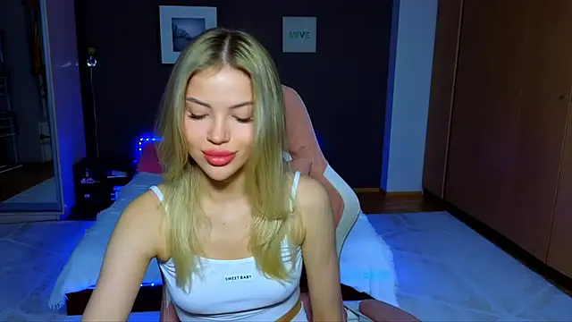 Snapshot of EmmyMills chatting on 03.08.25 EmmyMills online show from 03.08.25